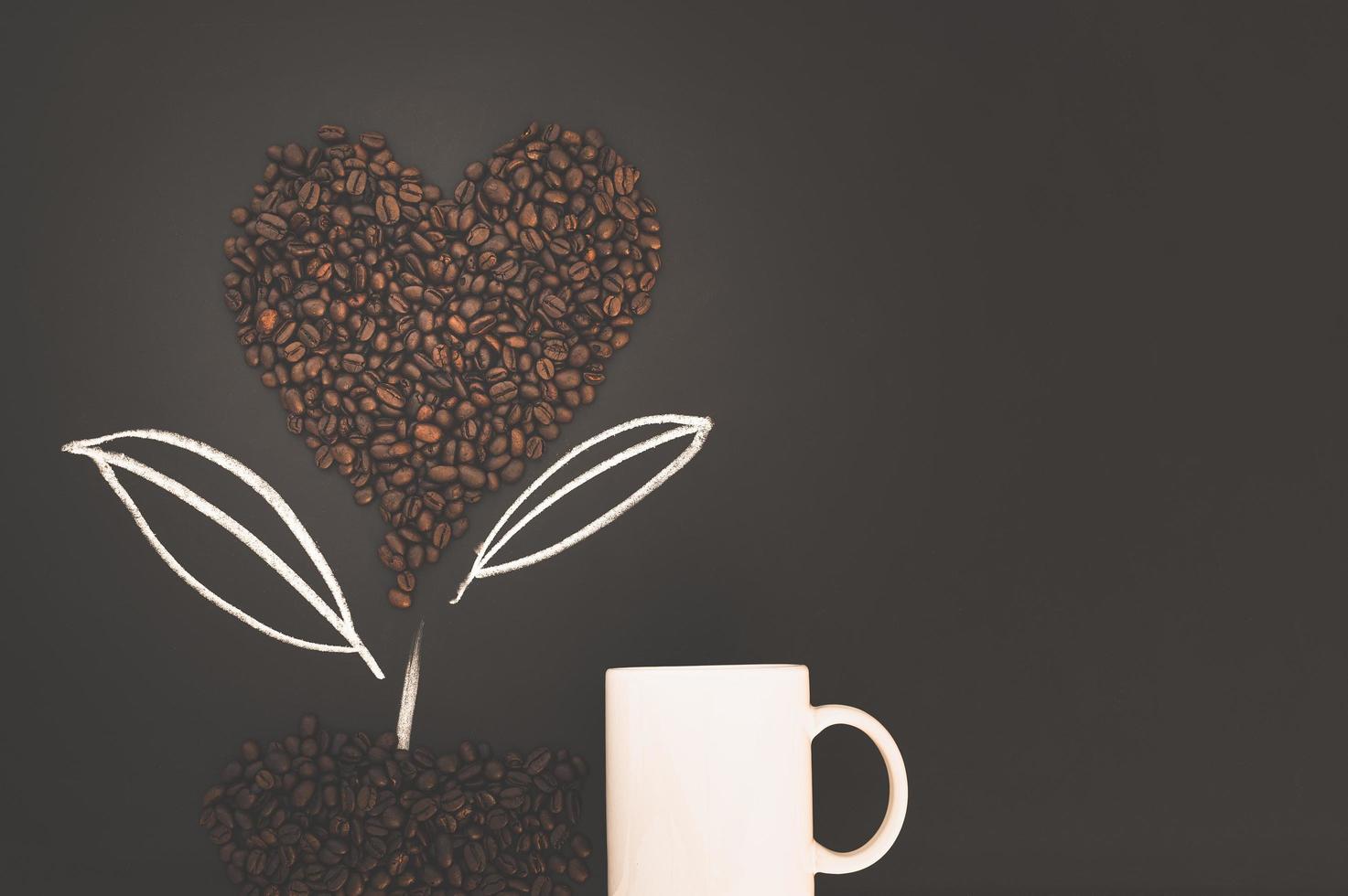 chicchi di caffè disposti a forma di cuore foto