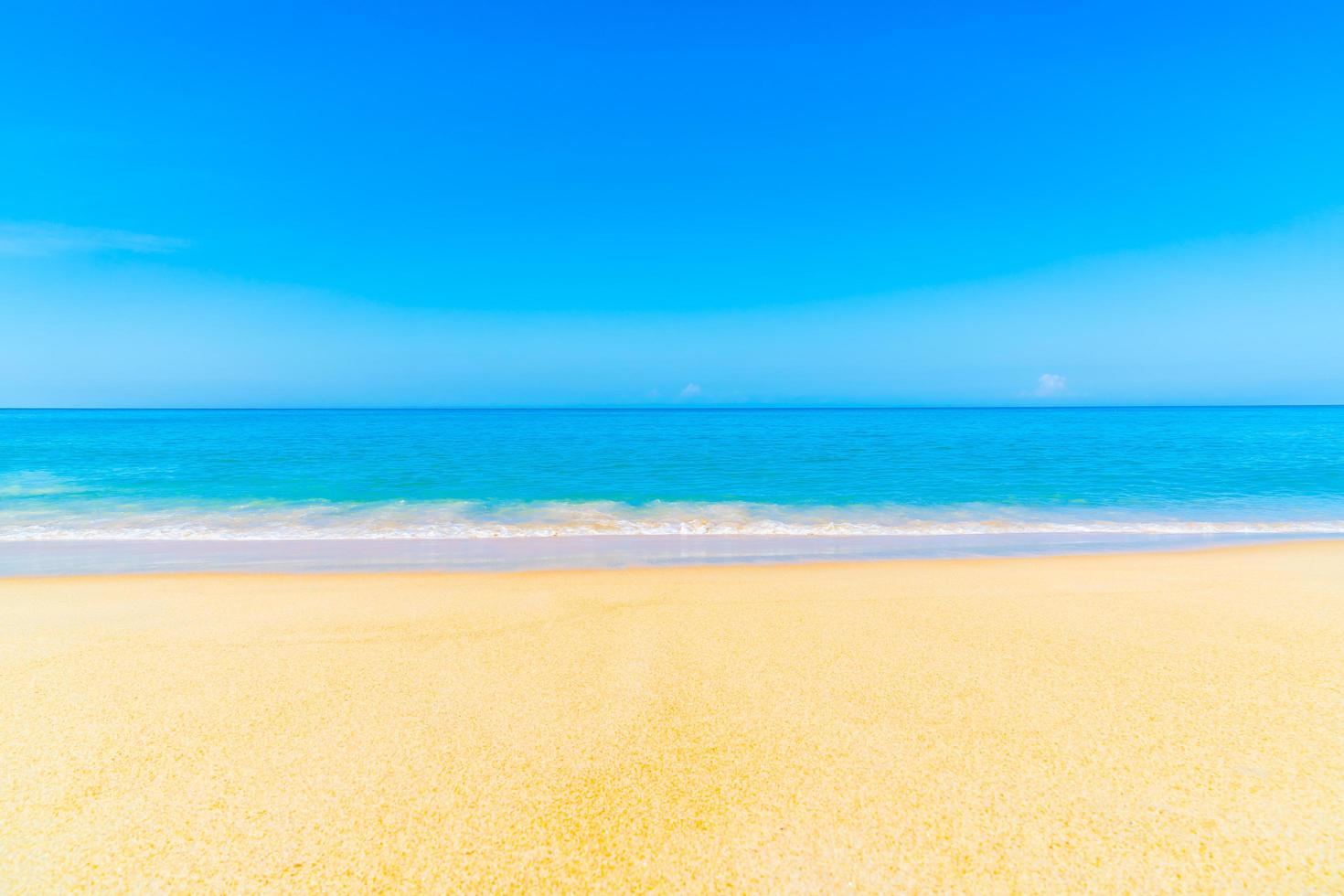 bellissima spiaggia di sabbia e mare foto