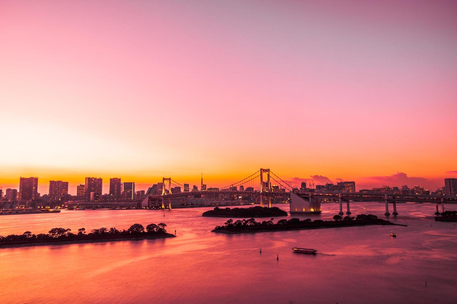 paesaggio urbano della città di tokyo con il ponte arcobaleno foto