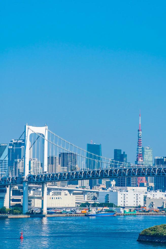 paesaggio urbano della città di tokyo con il ponte arcobaleno foto