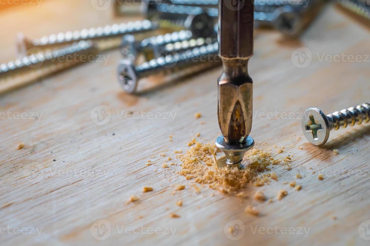 falegname uso cordless trapano guidare il vite su di legno piatto con svasare po per trapano tutti e due un' pilota buco ,Fai da te creatore e la lavorazione del legno concetto. selettivo messa a fuoco foto