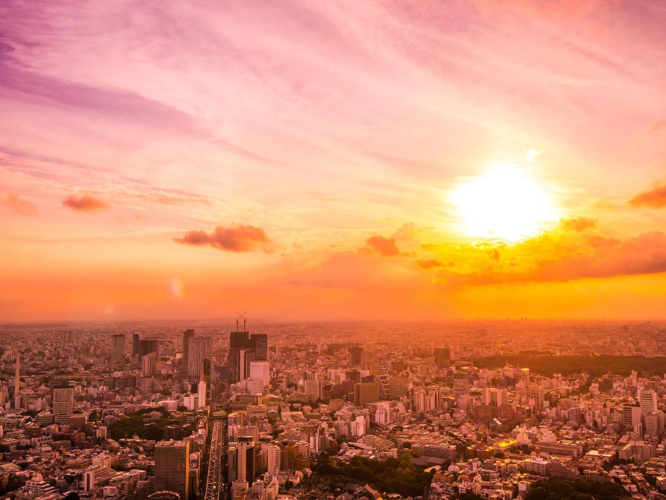 vista aerea della città di tokyo al tramonto foto