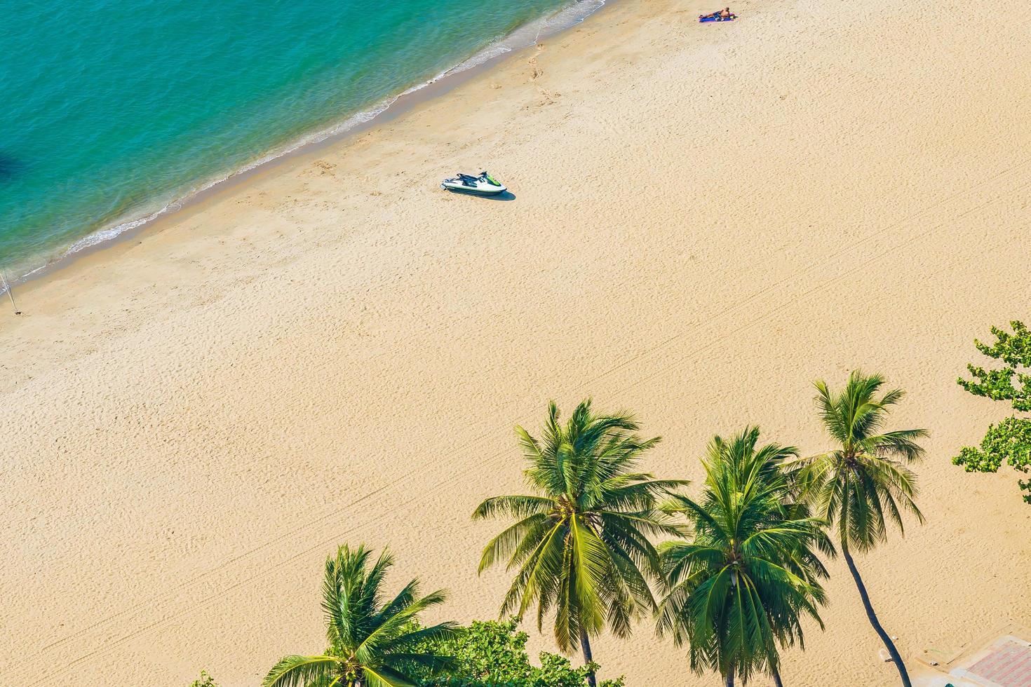 bella spiaggia tropicale nella città di pattaya thailandia foto