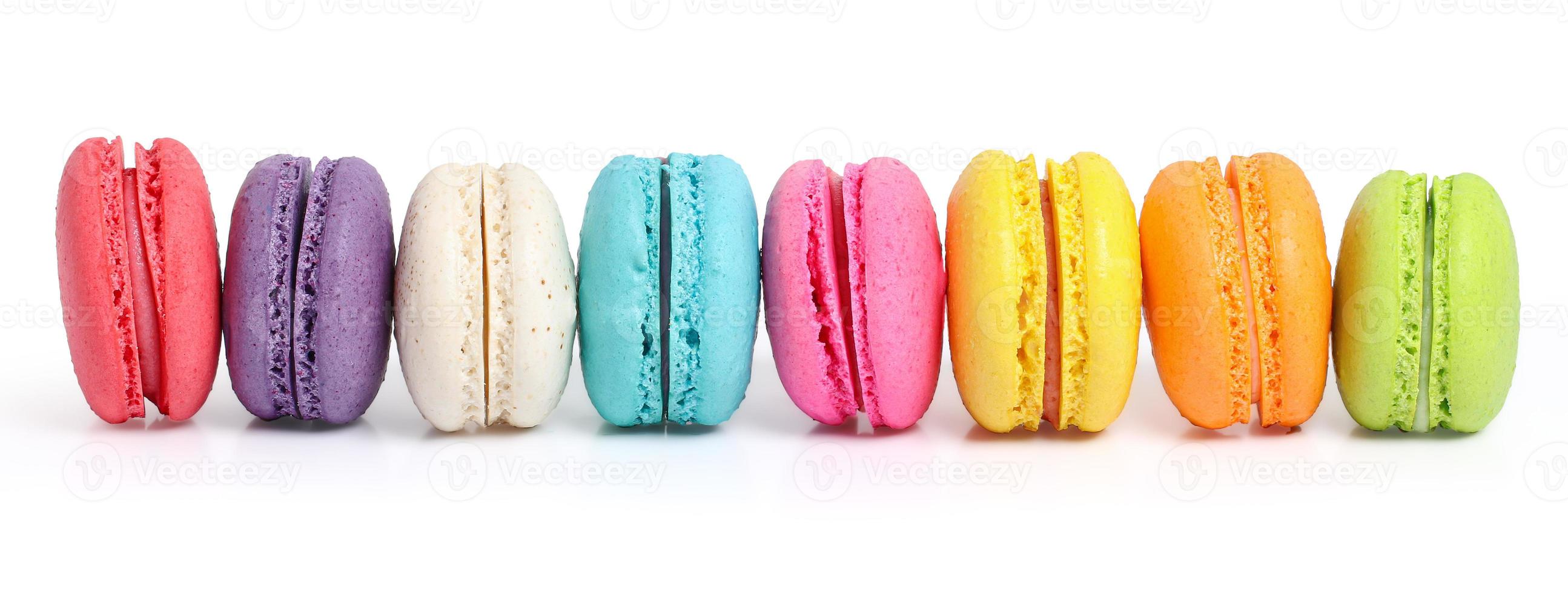 linea di macarons colorati su sfondo bianco foto