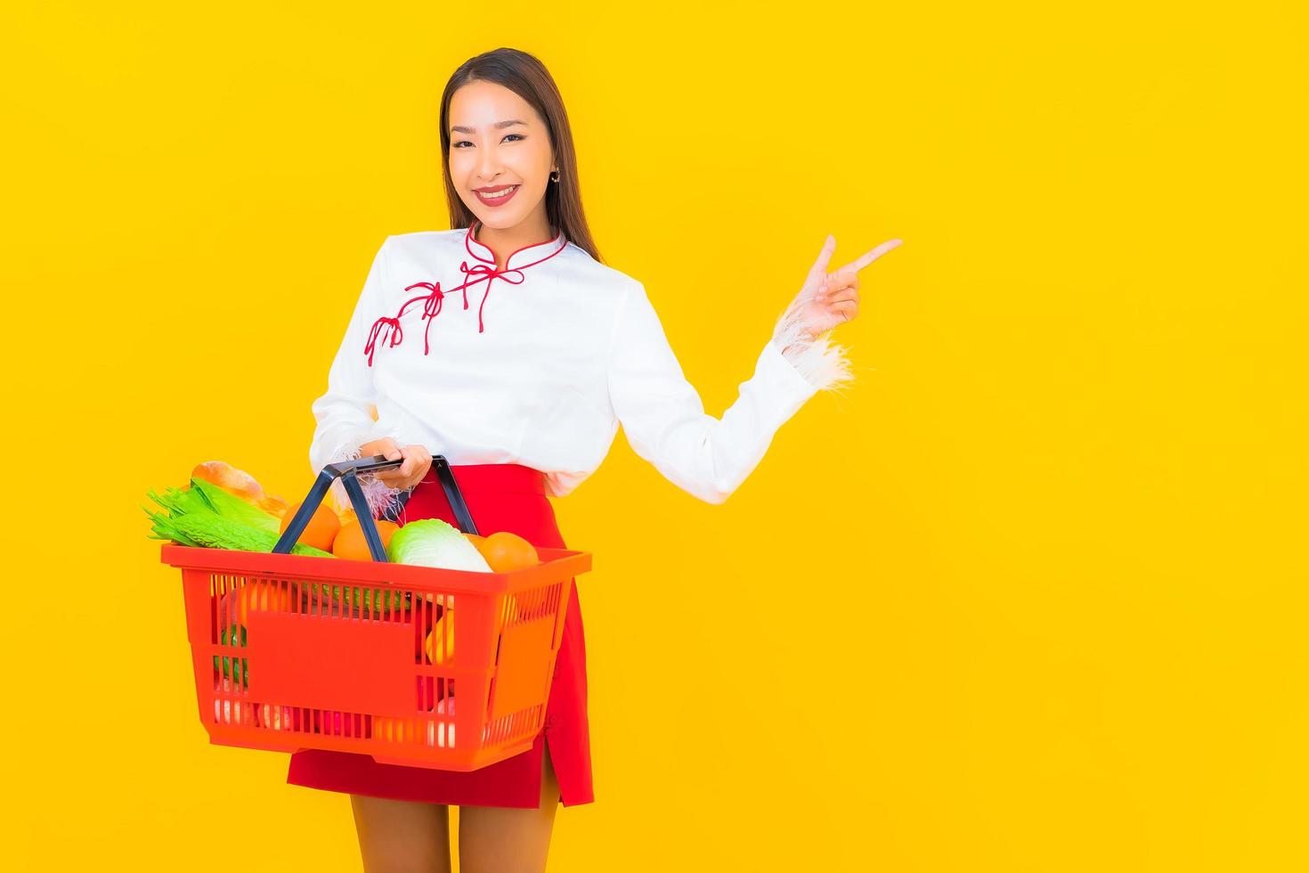 bella giovane donna asiatica con il carrello foto