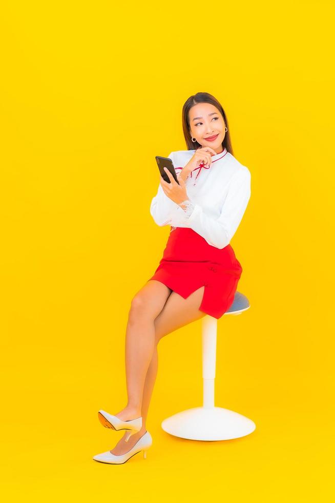 giovane donna asiatica con smart telefono cellulare foto