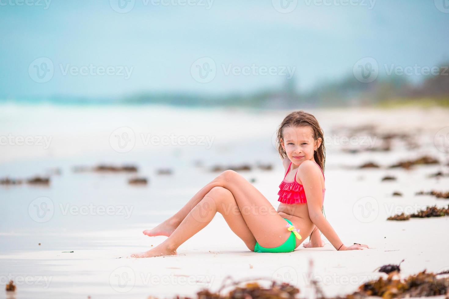 poco ragazza avendo divertimento su il spiaggia foto
