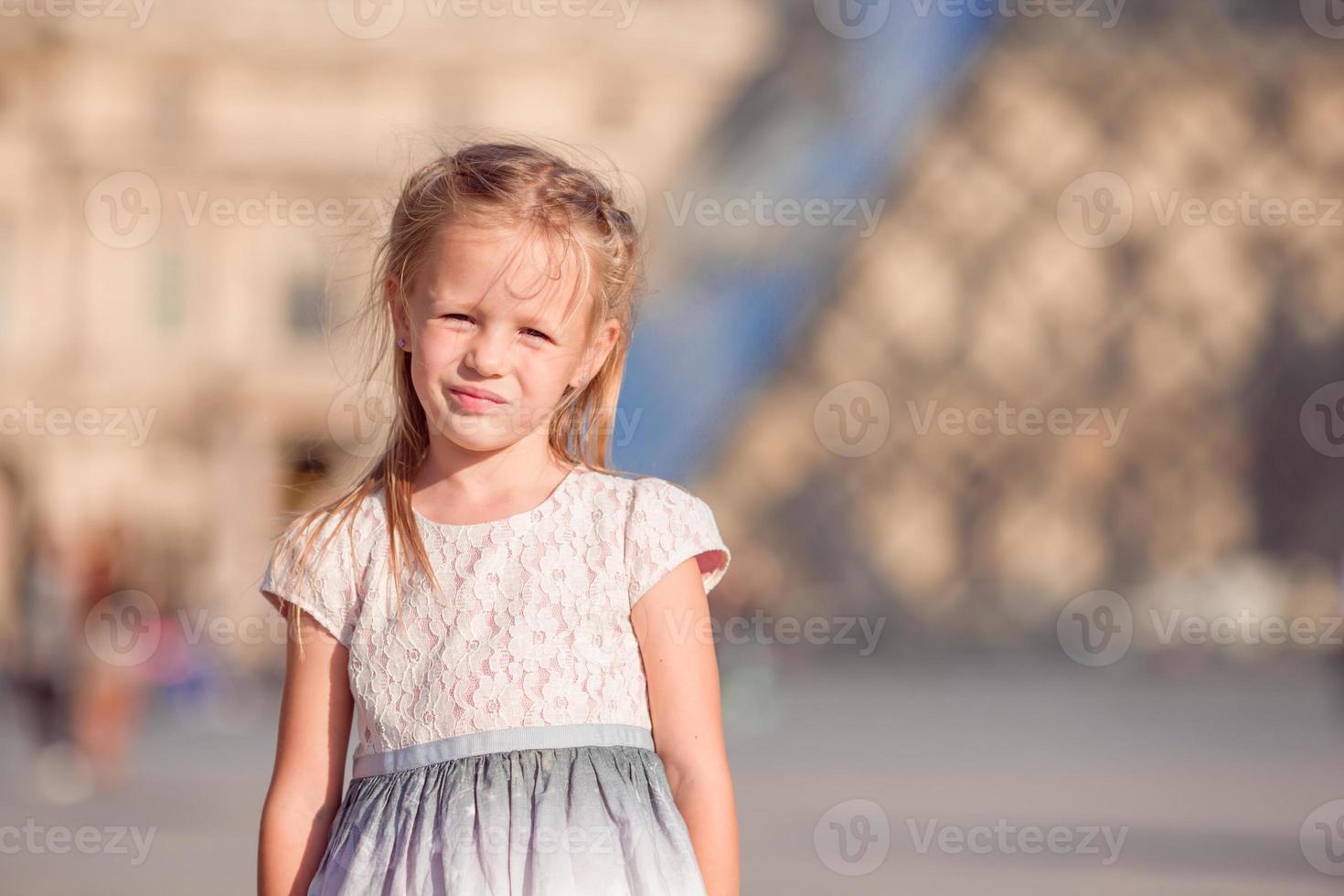 bellissimo poco ragazza in posa all'aperto foto