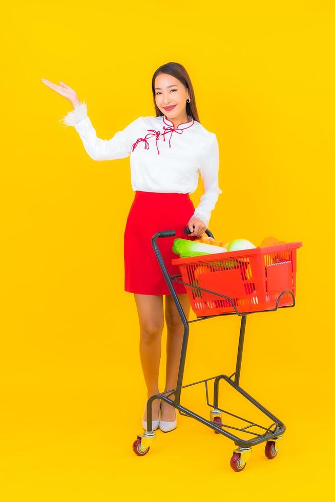 bella giovane donna asiatica con il carrello foto