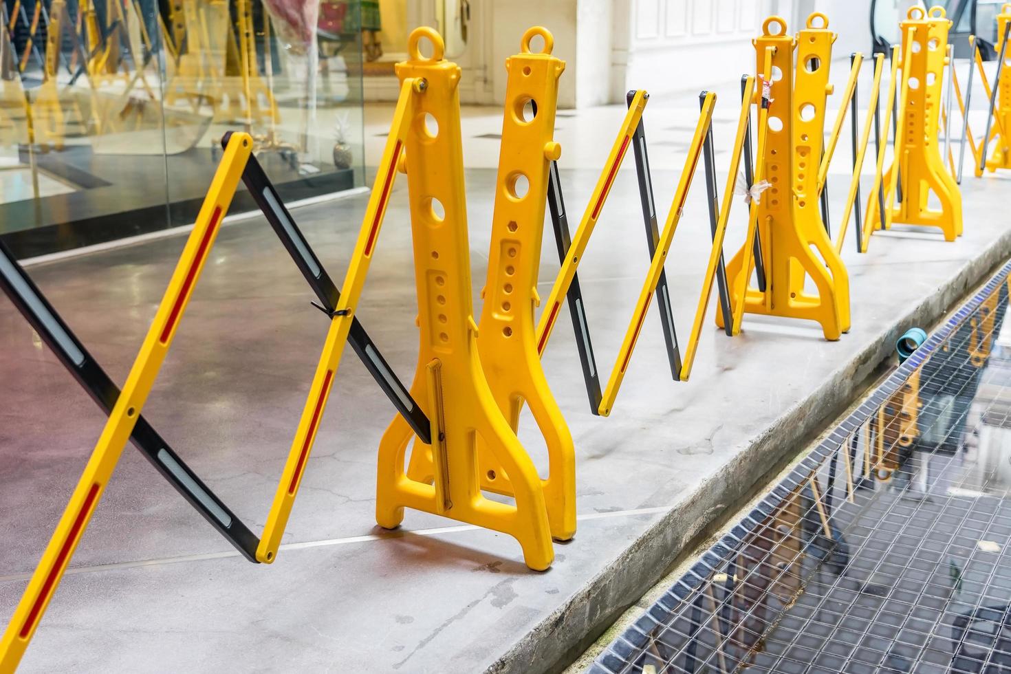 barriera di sicurezza pieghevole in plastica portatile gialla foto
