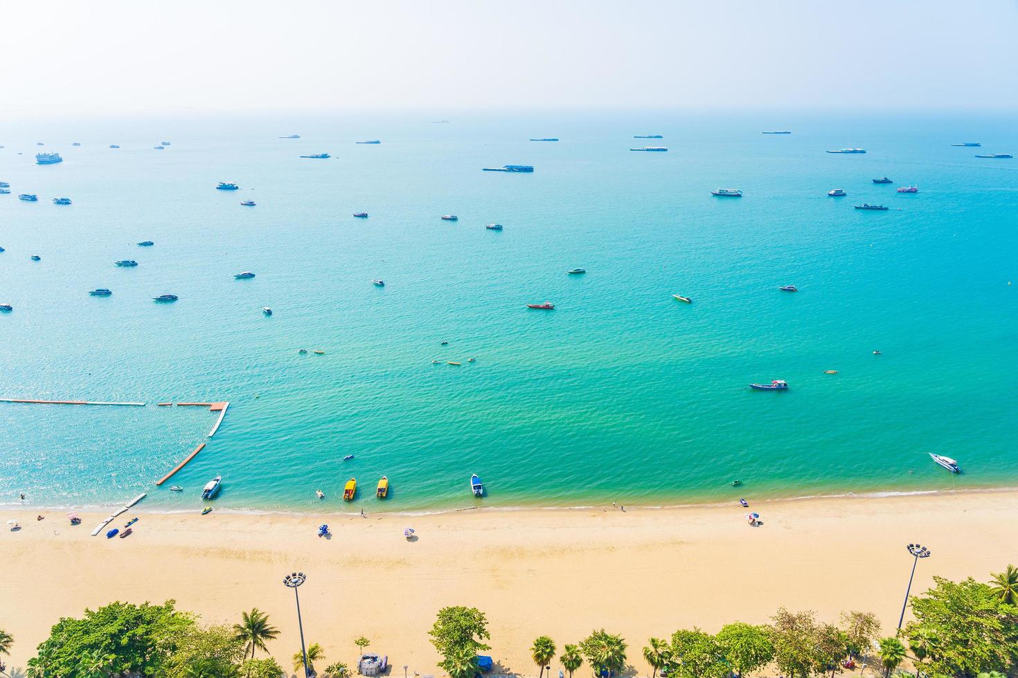 bella spiaggia tropicale nella città di pattaya thailandia foto