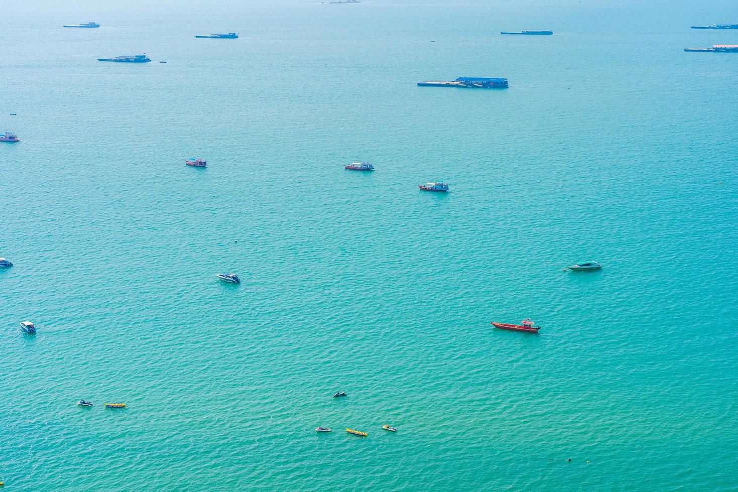 barche alla città di pattaya thailandia foto