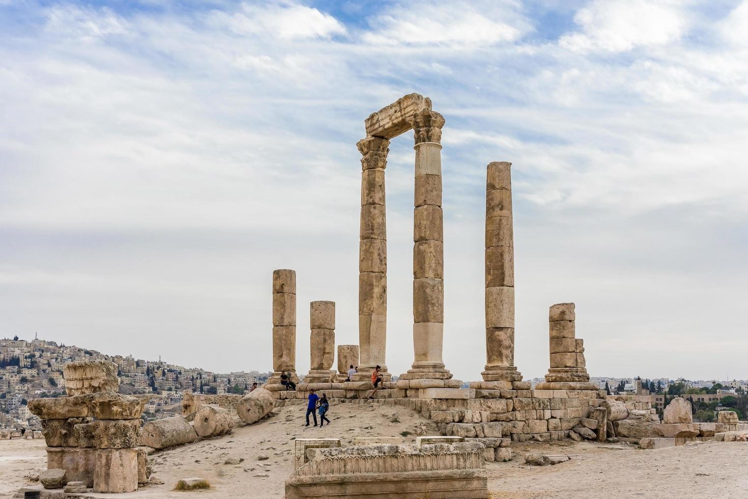 Tempio di Ercole, colonne corinzie romane a Citadel Hill ad Amman, in Giordania foto