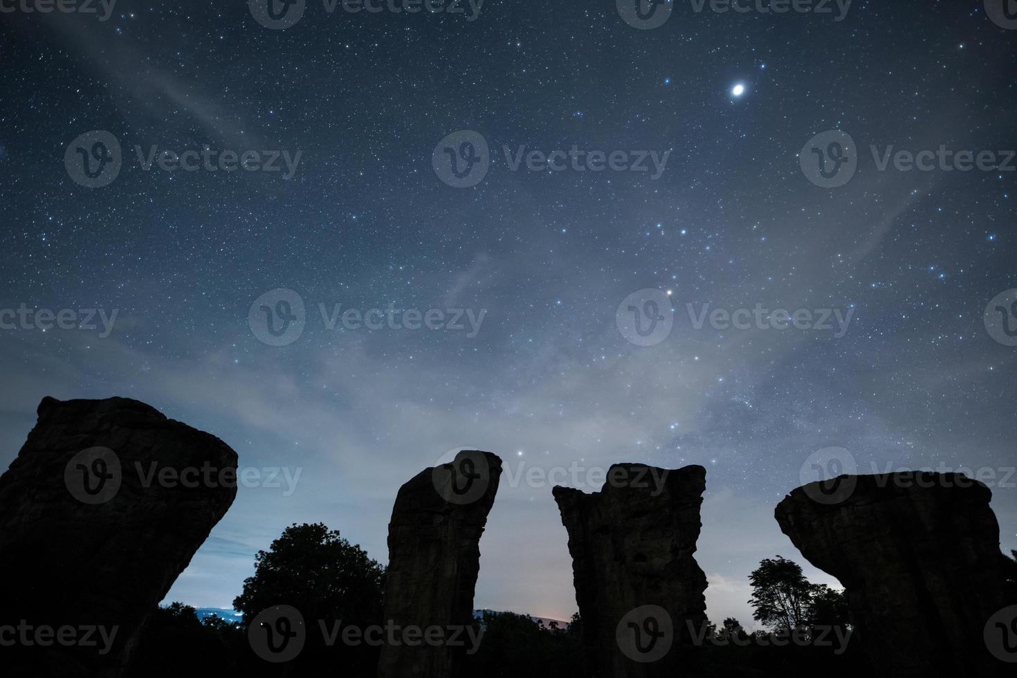 sagoma di rocce in un cielo stellato foto