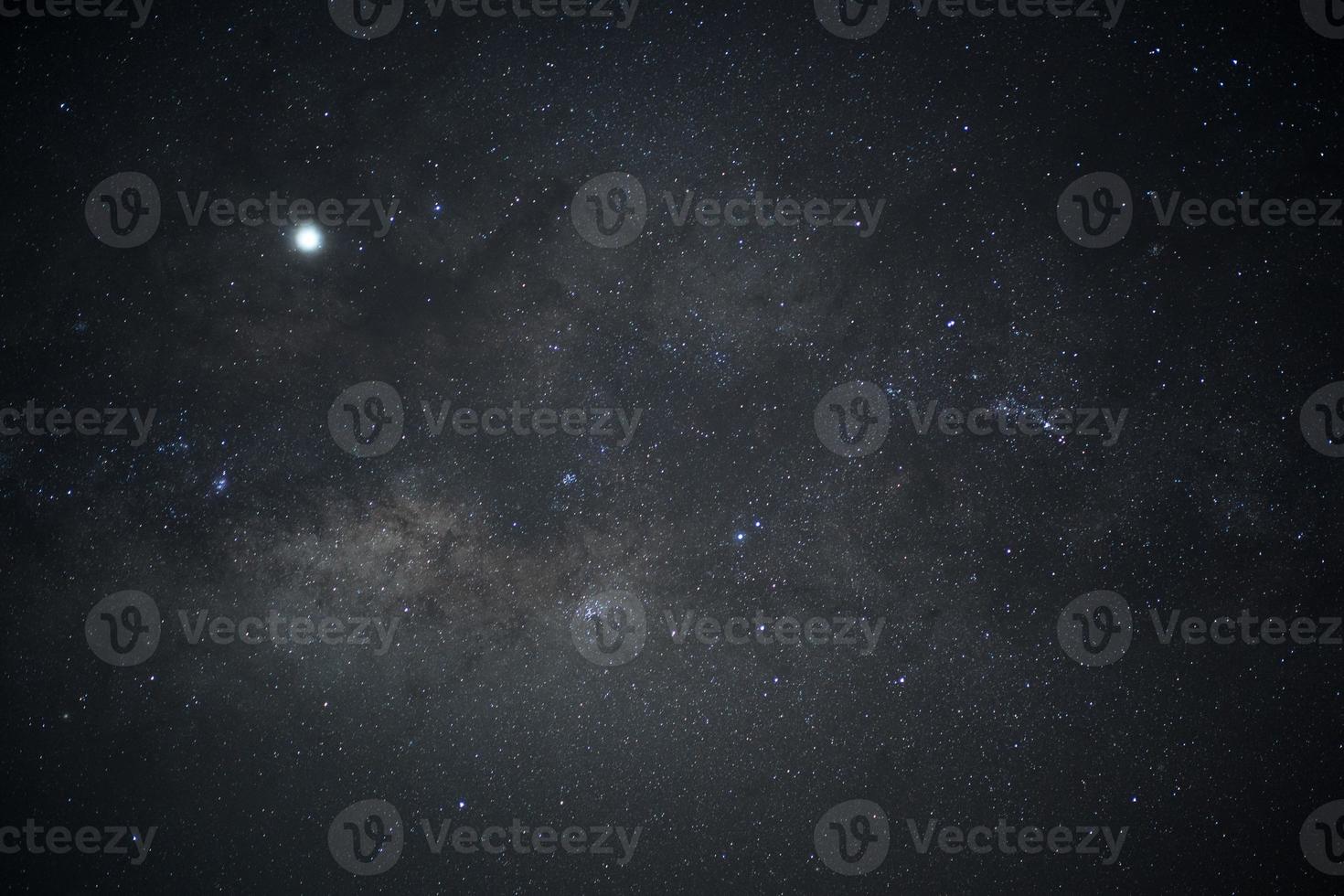 lunga esposizione di un cielo notturno stellato foto