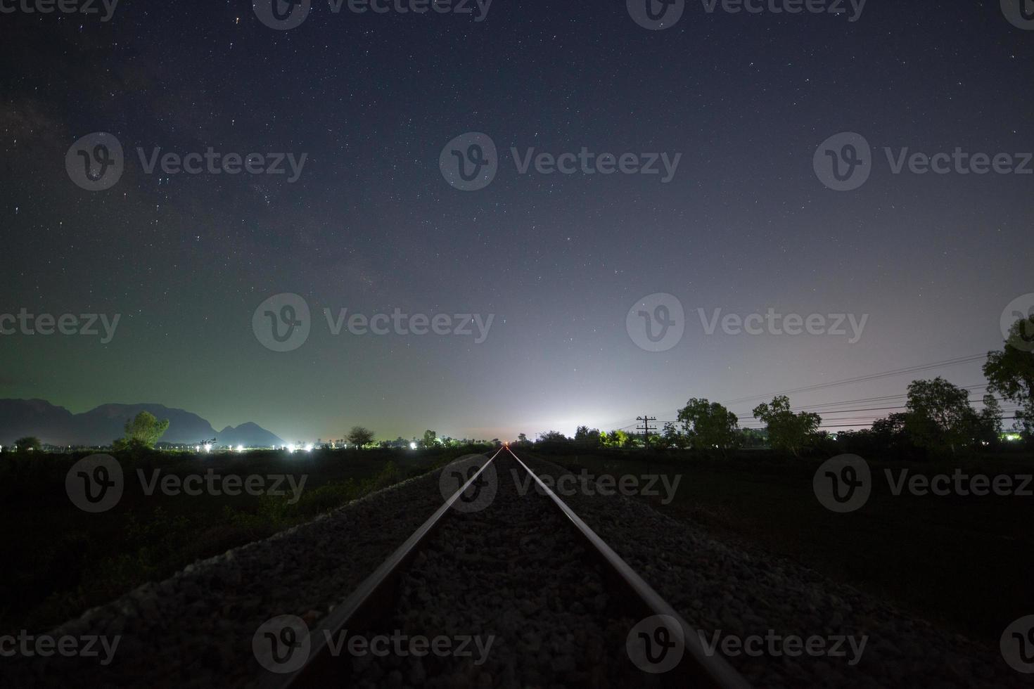 binari ferroviari e un cielo stellato foto