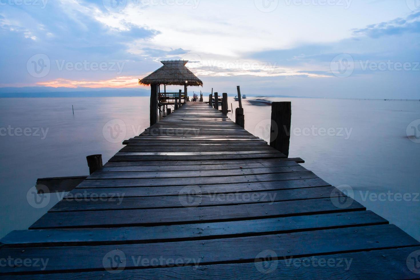 passerella in legno al tramonto foto