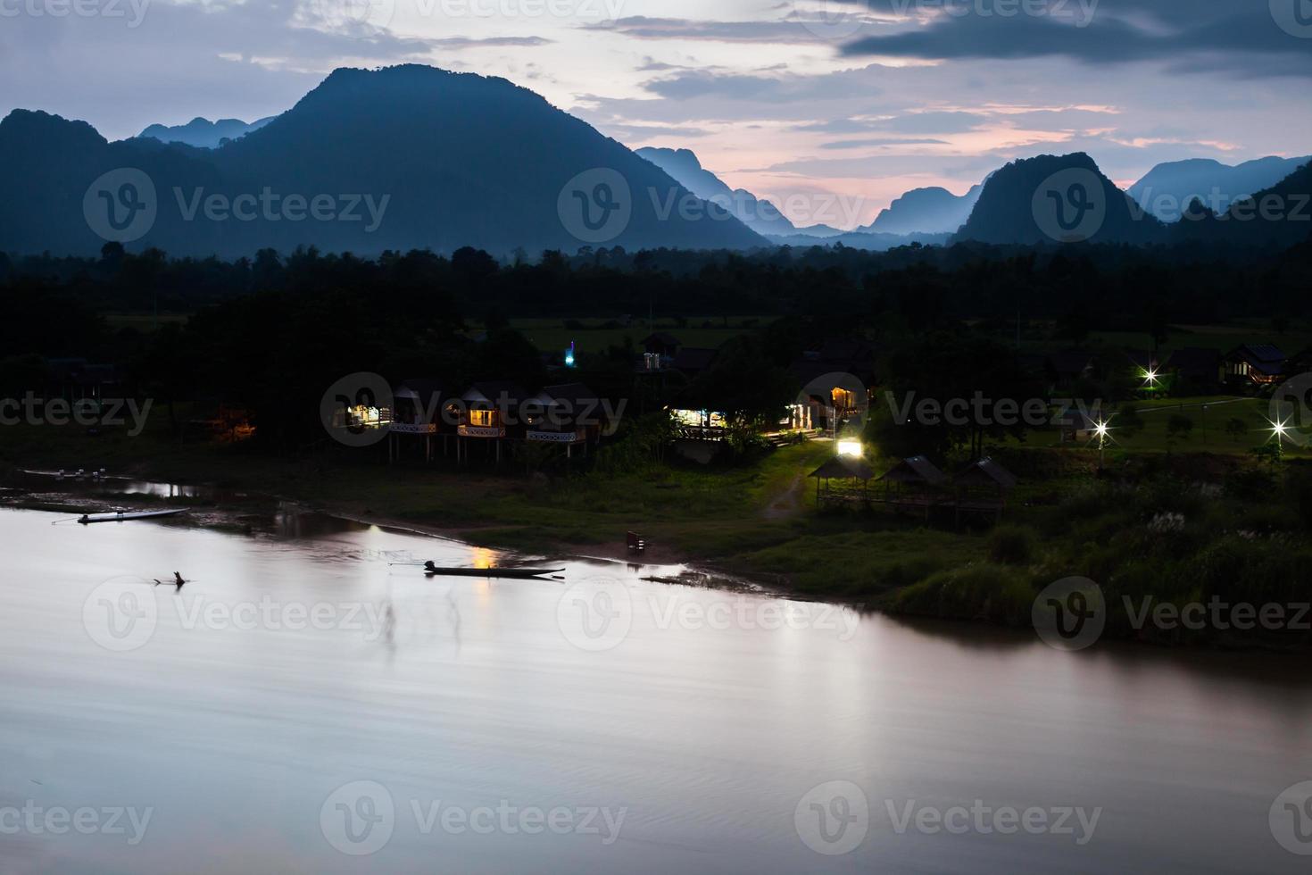 montagne e acqua all'ora blu foto