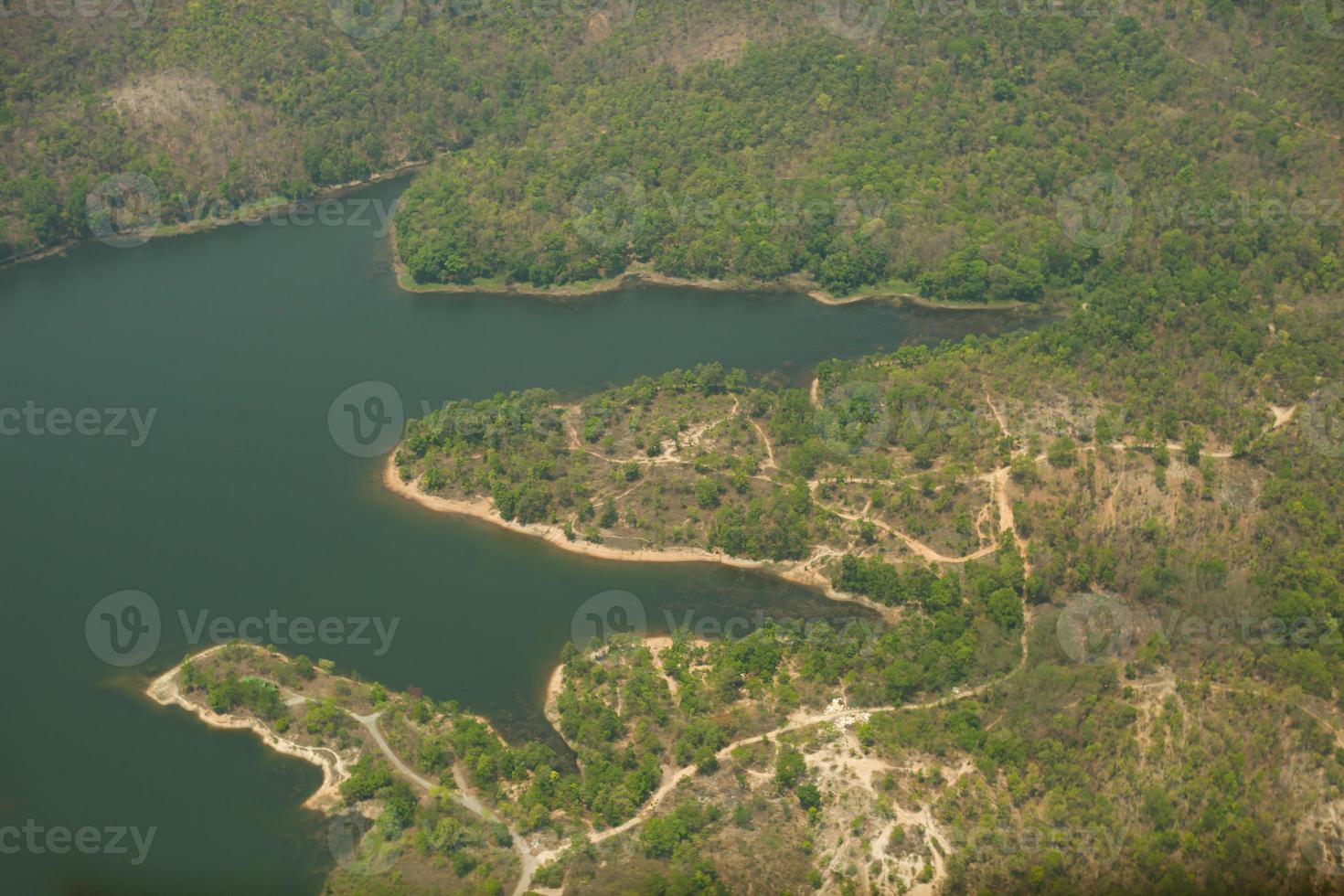 vista aerea delle montagne vicino all'acqua foto