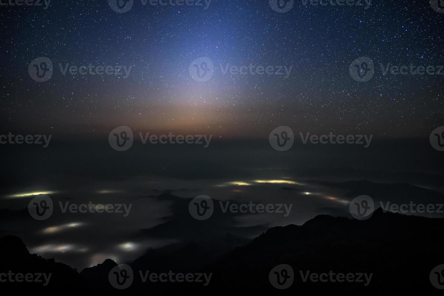 lunga esposizione delle onde dell'oceano e un cielo stellato foto