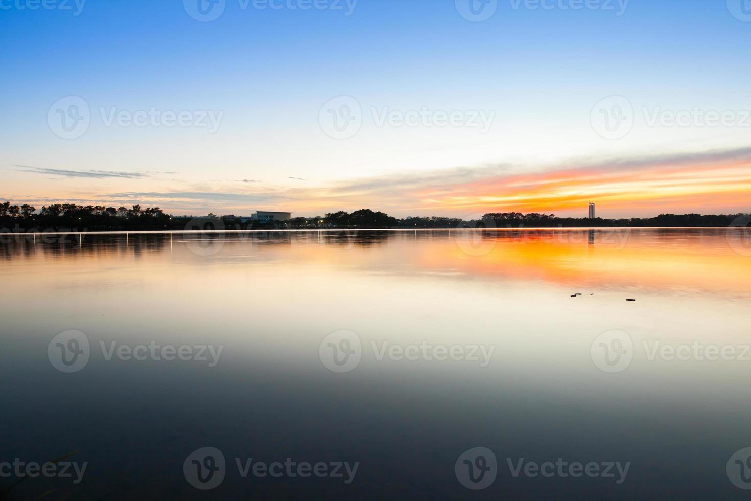 riflessione di alba in un lago foto