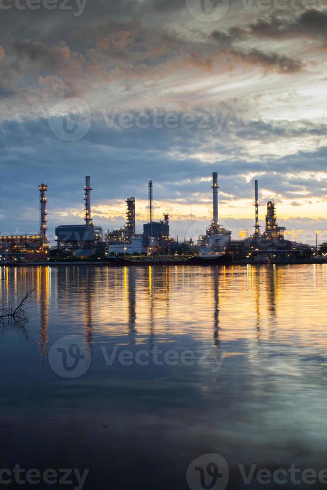 riflessione della raffineria di petrolio sull'acqua foto