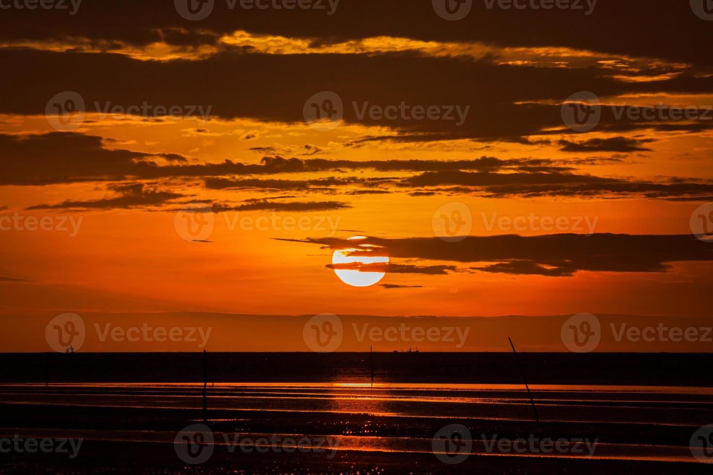 tramonto rosso e arancione foto