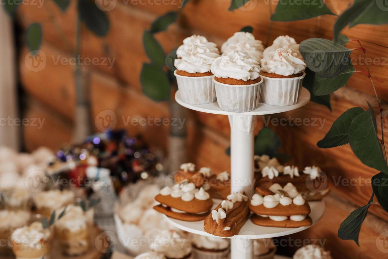 dolce vacanza buffet con cupcakes e altro dolci. caramella sbarra. foto