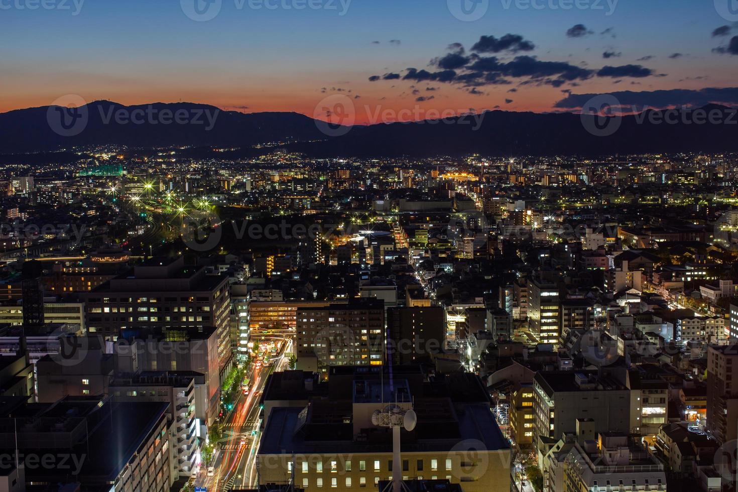 veduta aerea della città al tramonto foto