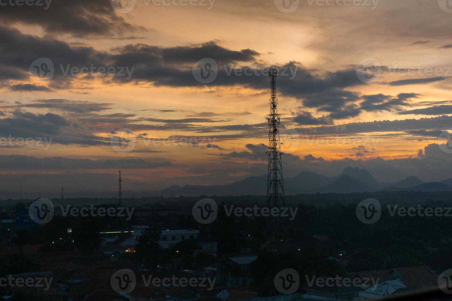 torre della radio e un tramonto foto