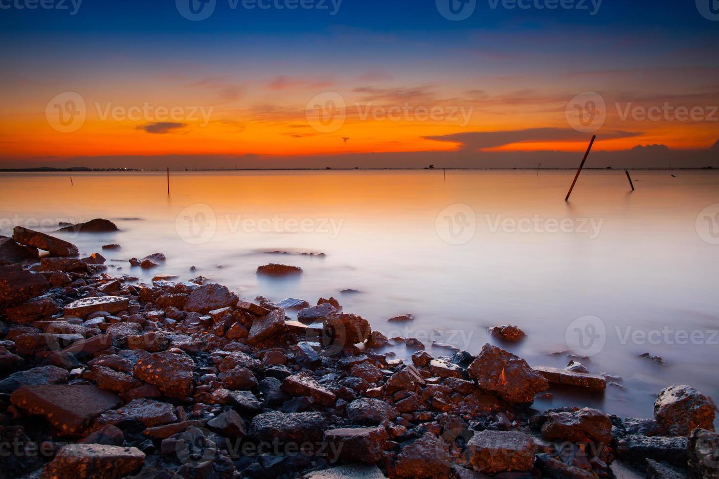 lunga esposizione dell'acqua al tramonto foto