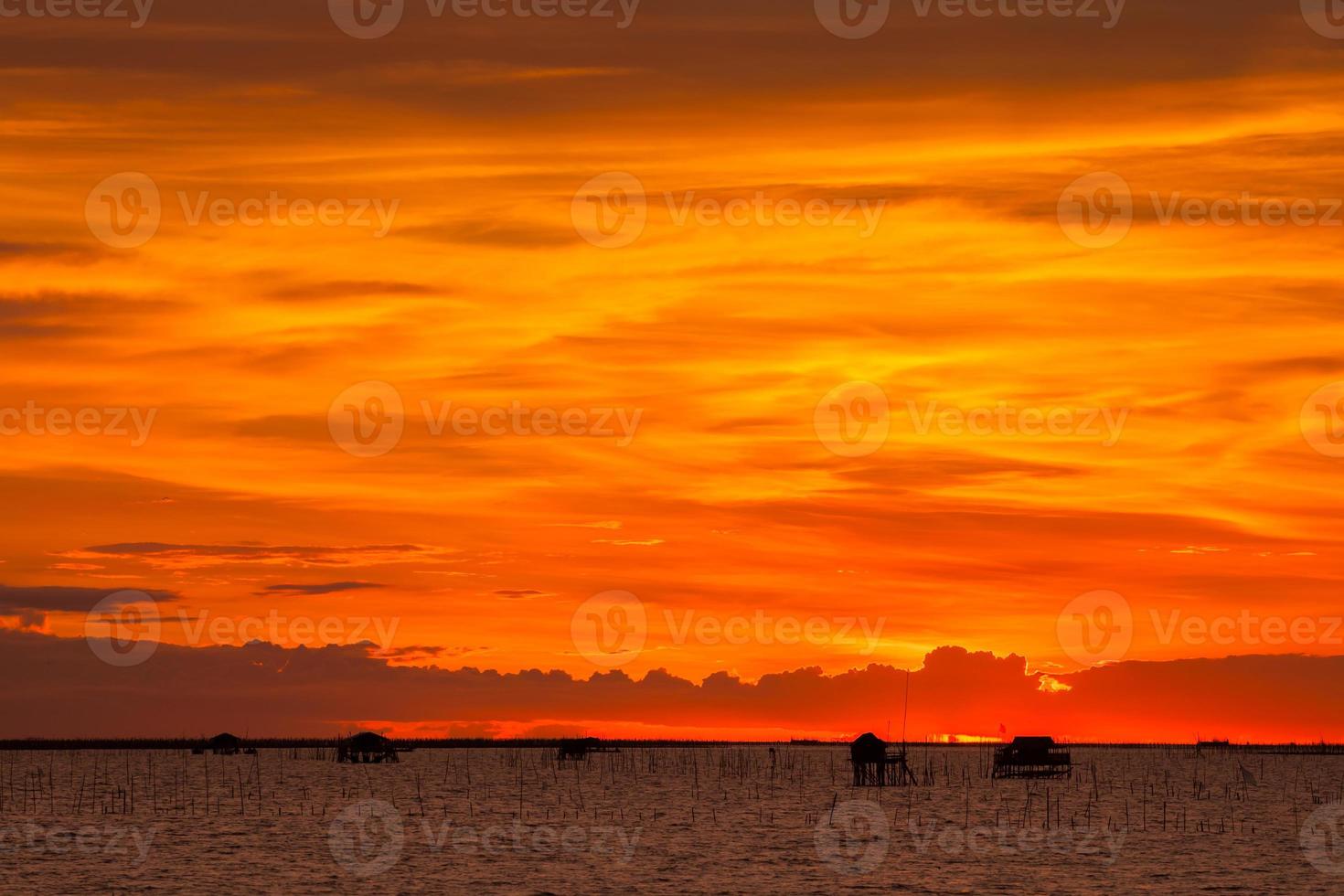 cielo al tramonto arancione brillante foto