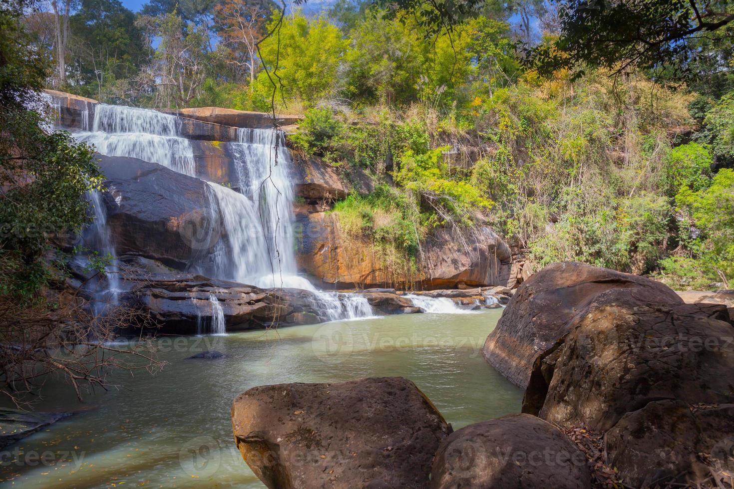 cascata nel bosco foto