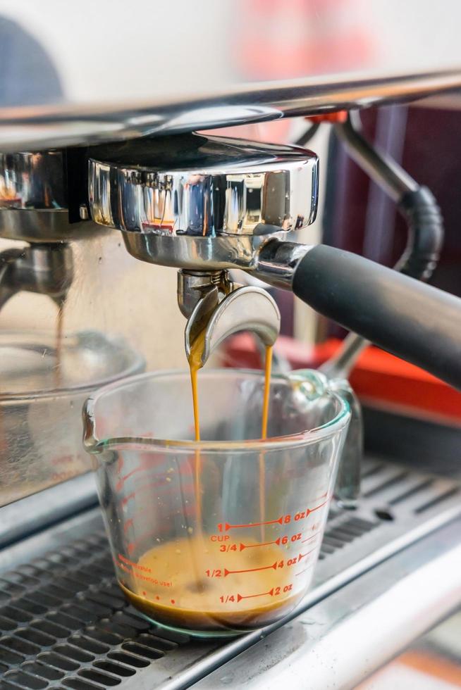 primo piano di fare il caffè foto