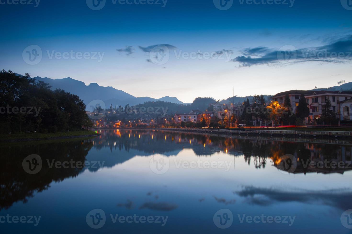 paesaggio urbano sull'acqua al tramonto foto