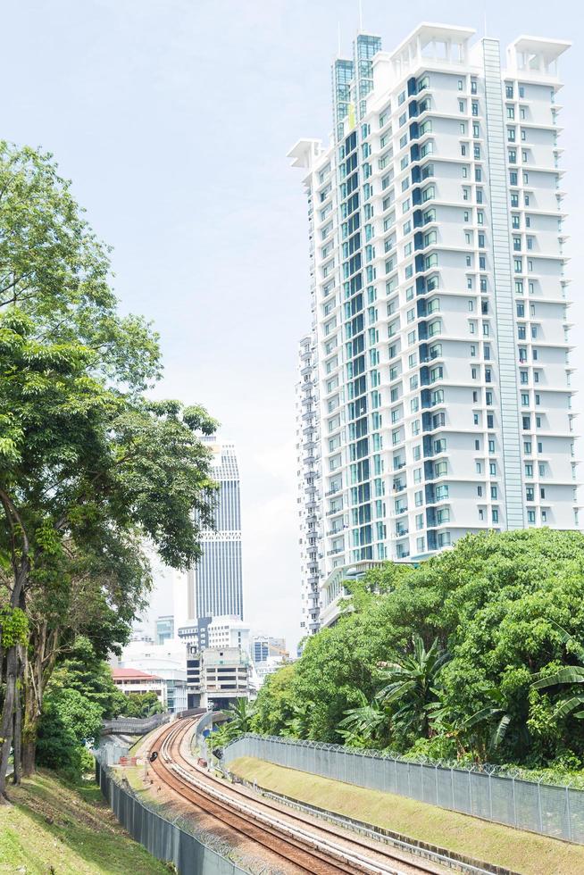 vista dei binari ferroviari e degli edifici alti a kuala lumpur, in malesia foto