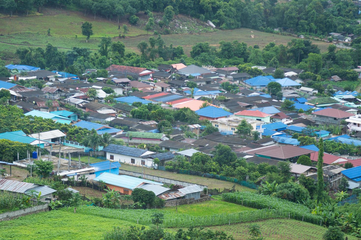 villaggio ai piedi della montagna foto