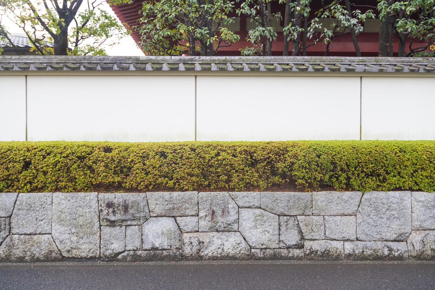 muro bianco sulla strada foto