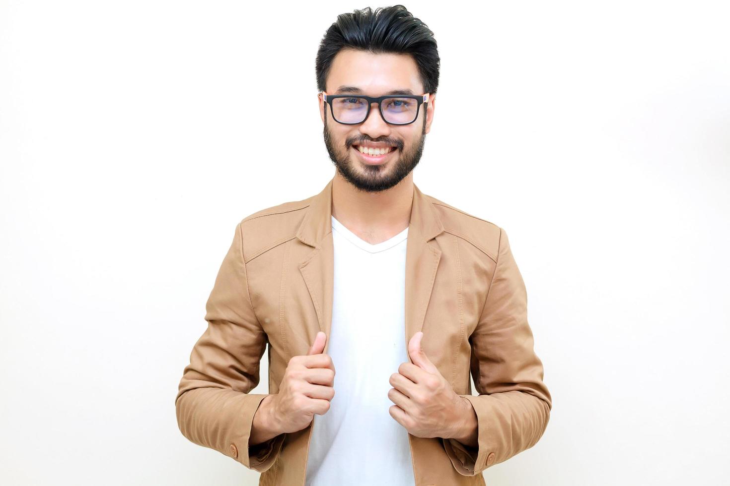 uomo asiatico con i baffi sorridente su sfondo bianco foto