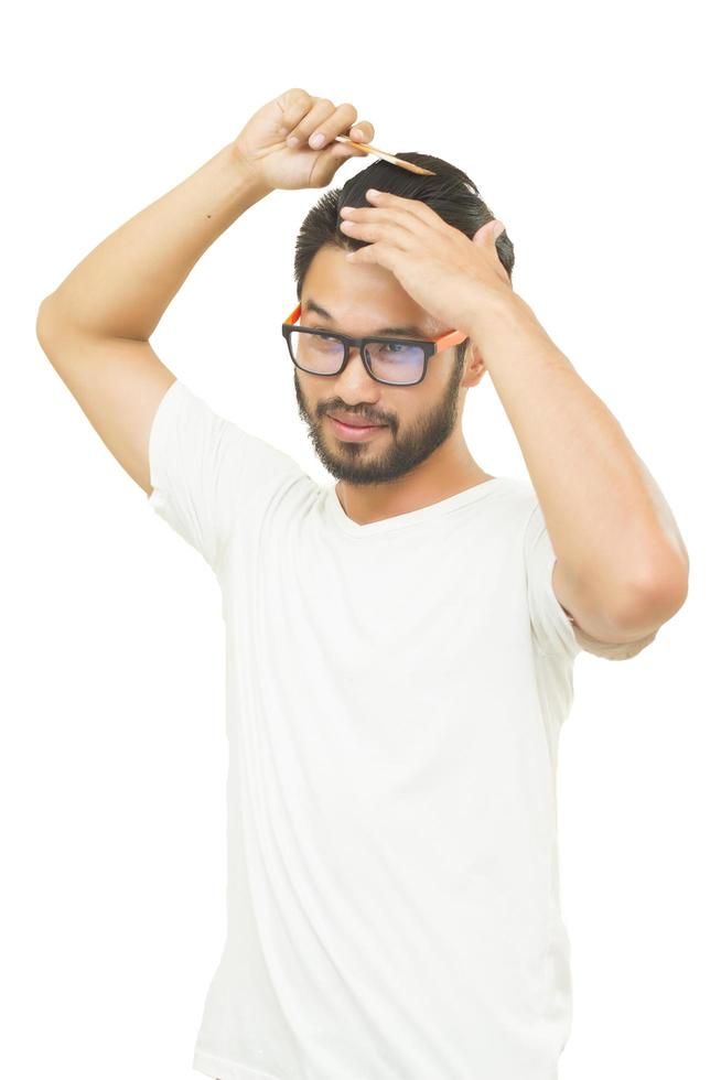 uomo in bianco v collo spazzolare i capelli su sfondo bianco foto