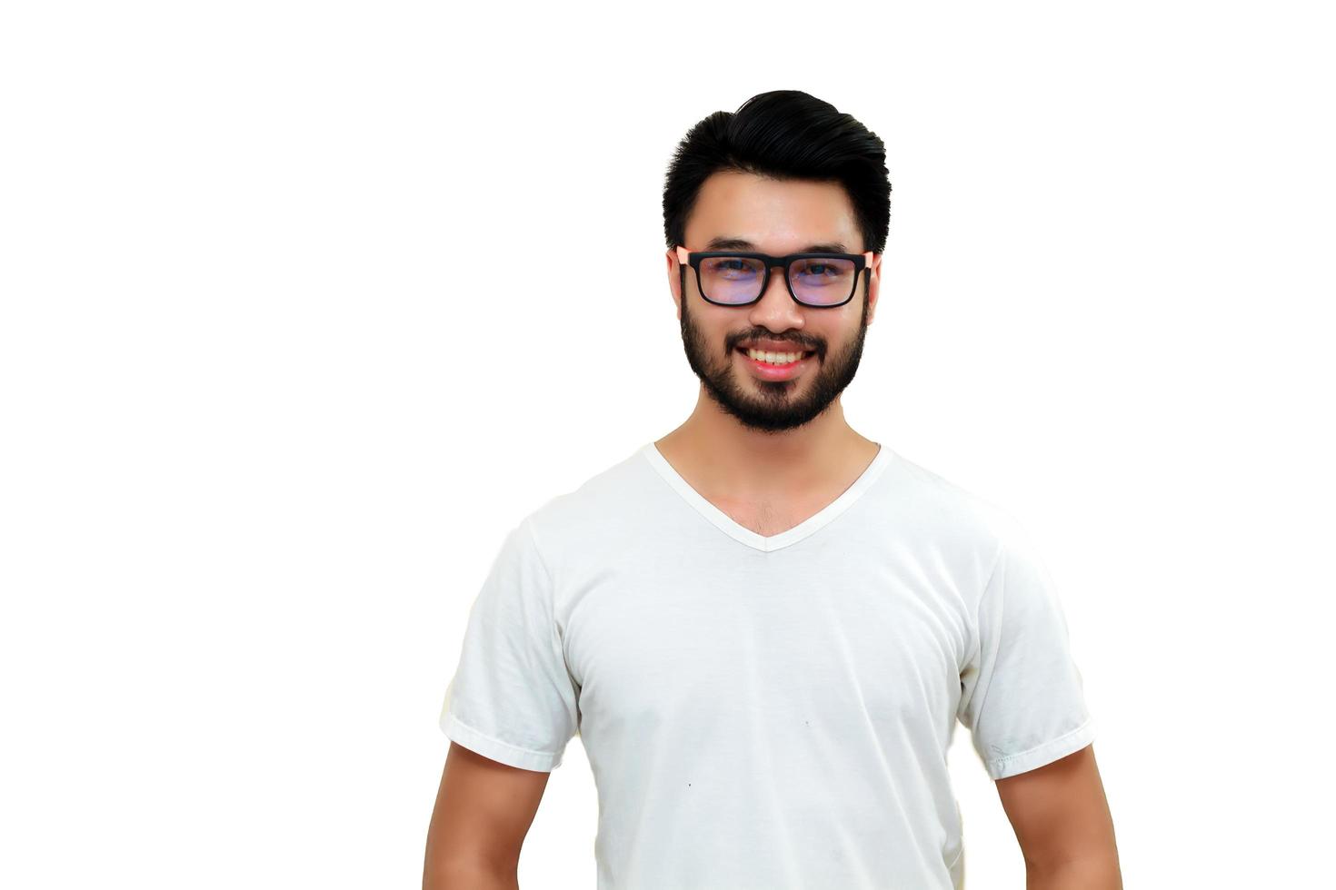 uomo asiatico sorridente isolato su sfondo bianco foto