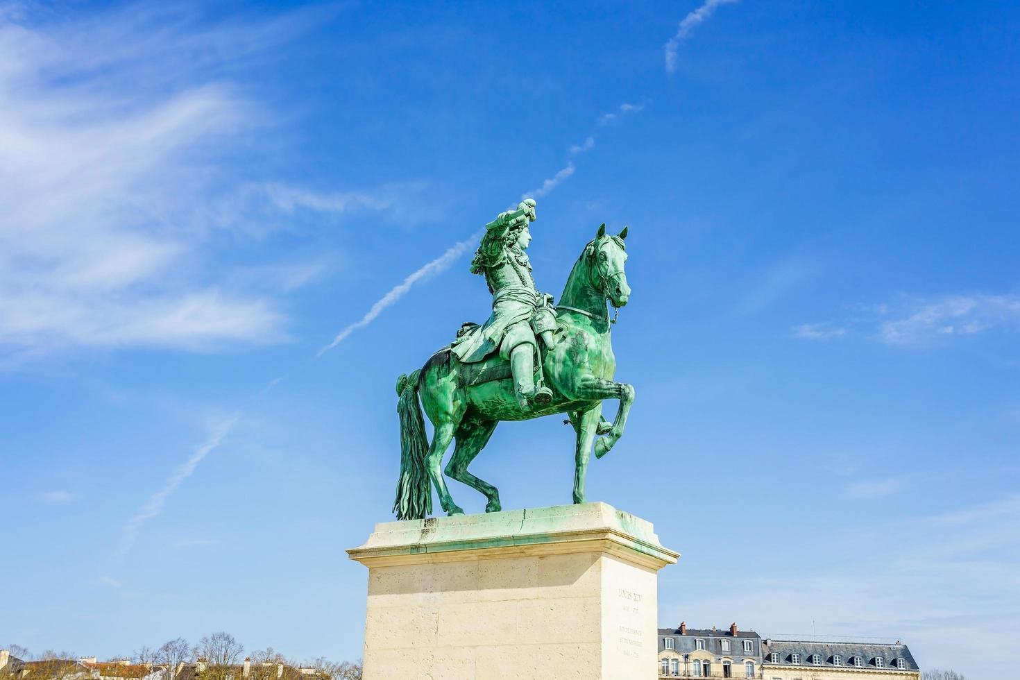 statua sulla place d'armes di fronte al palazzo reale di versailles in francia foto