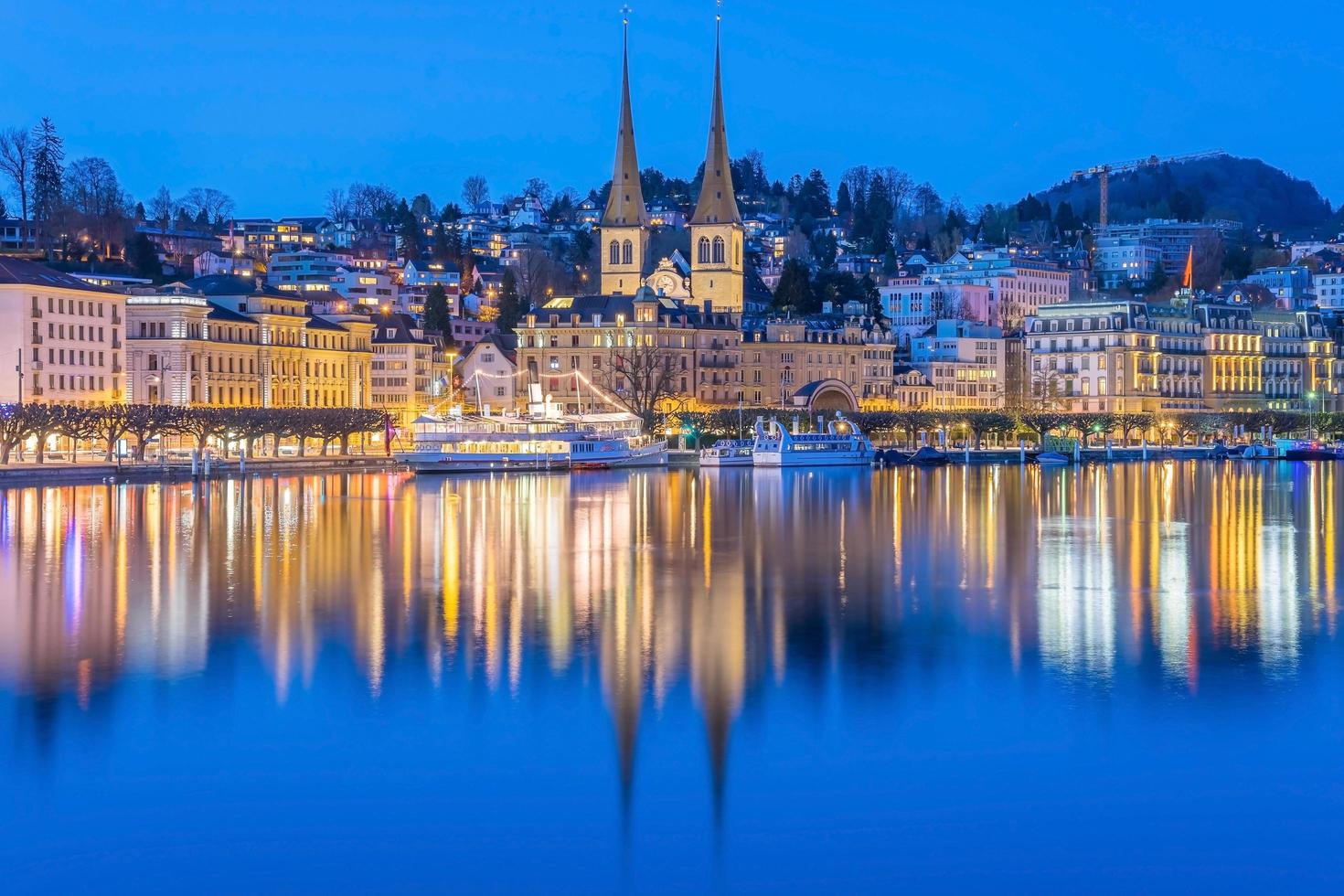 fiume reuss con la chiesa di san leodegar a luzern, svizzera foto