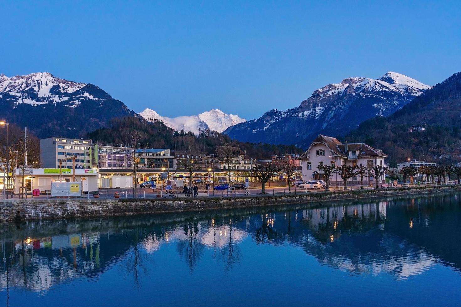 montagna delle alpi e villaggio a interlaken, svizzera foto