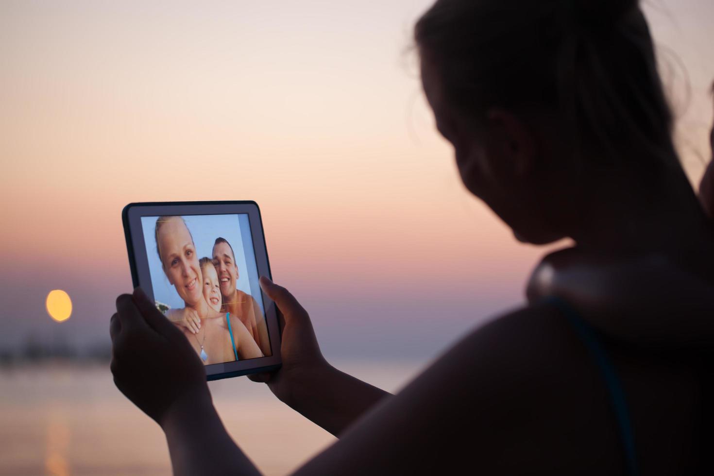 famiglia che prende un selfie in vacanza foto