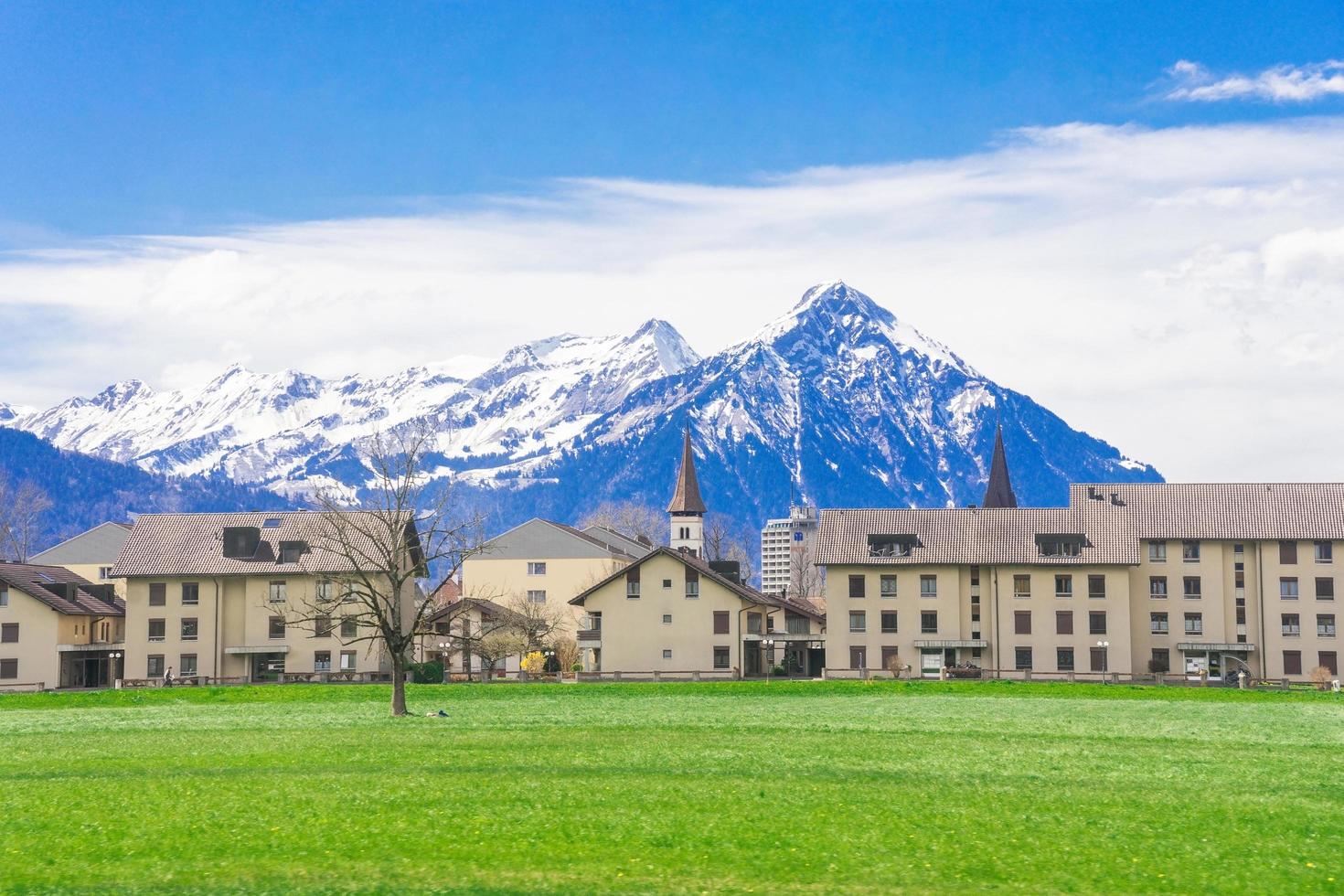 montagna delle alpi e villaggio nel cantone di interlaken, svizzera foto