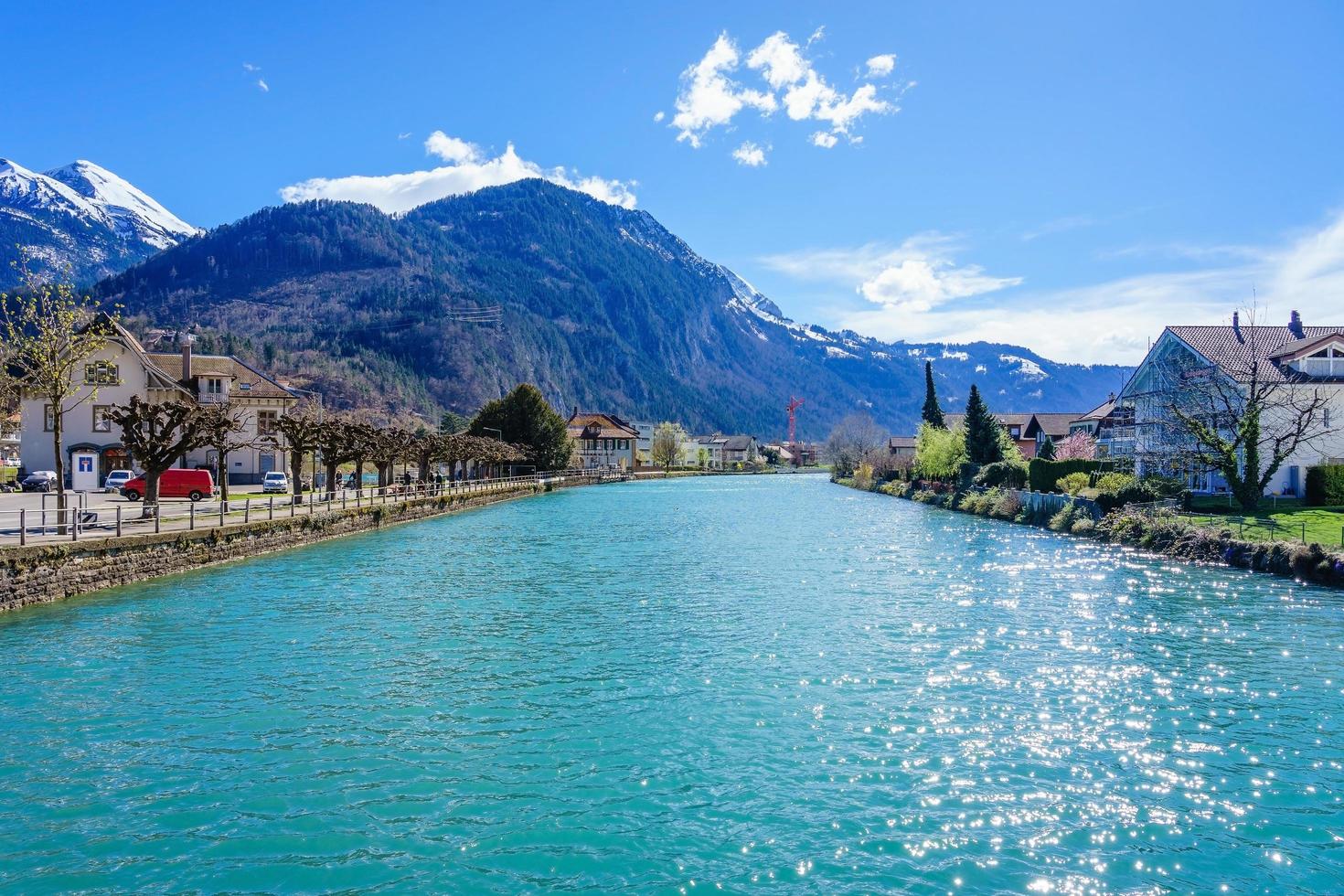 città vecchia e canale del lago di interlaken, svizzera foto