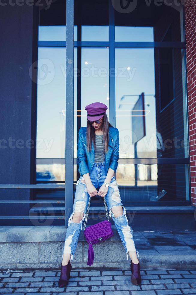 elegante donna nel pelle giacca foto