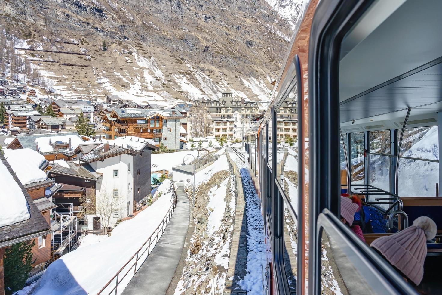 trenino rosso salendo alla stazione di gornergrat a zermatt, svizzera foto