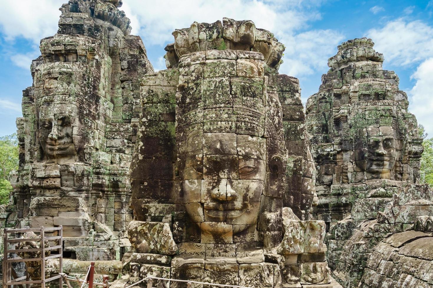 antiche facce di pietra al tempio di Bayon, Angkor Wat, Siam Reap, Cambogia foto